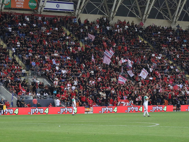 הקהל האדום ביציעים (דאפר מחאמיד)